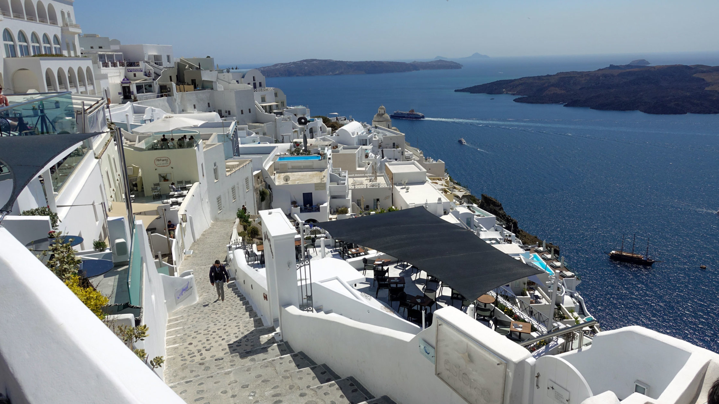 "Inselträume: Die Kykladen - die Schönen des Südens": Blick über die weißen Häuser auf der Kykladeninsel Santorini.