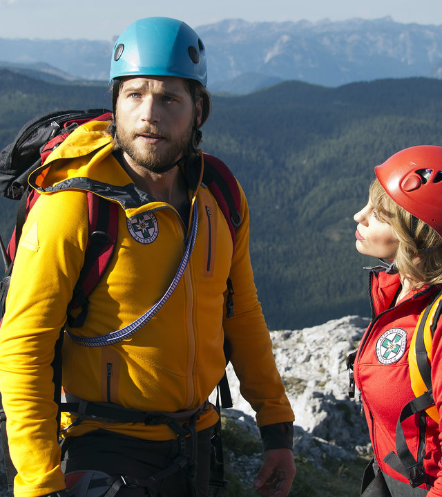 "Die Bergretter - Auf der Kippe (1)": Die Bergretter Markus (Sebastian Ströbel) und Katharina (Luise Bähr) auf einem Berg.