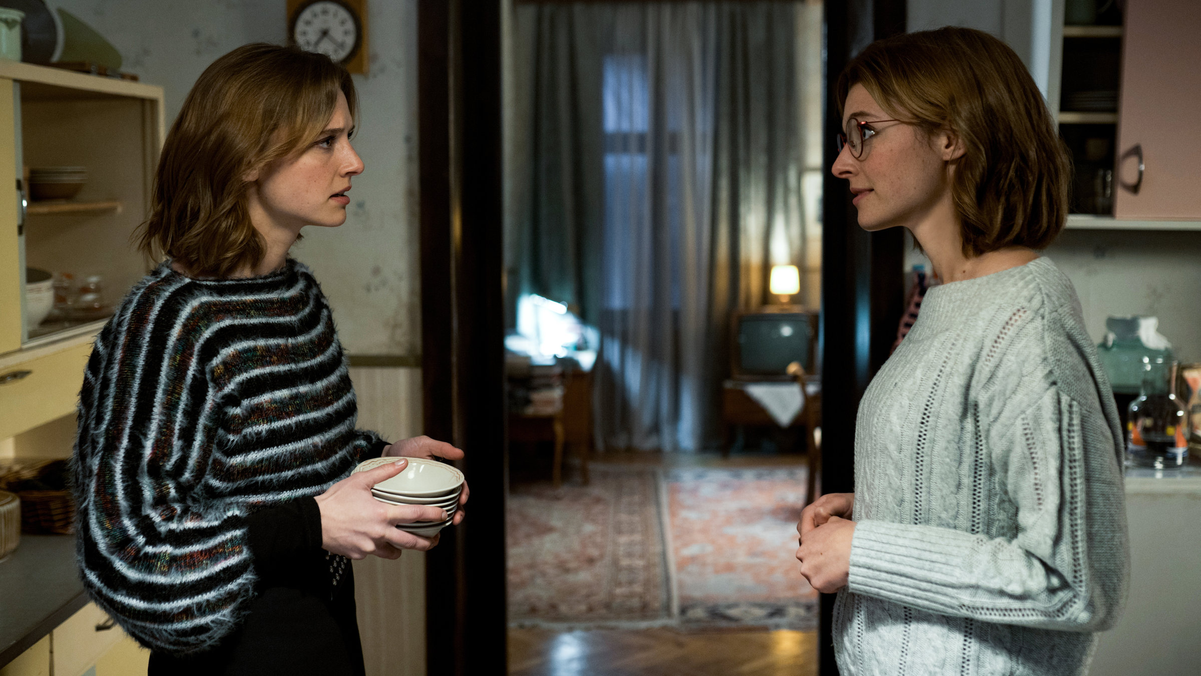 "Der Palast (3)": Chris und Marlene (beide Svenja Jung) stehen sich in der Küche gegenüber. Chris sieht erschrocken aus, während Marlene sie mit Nachdruck anblickt.