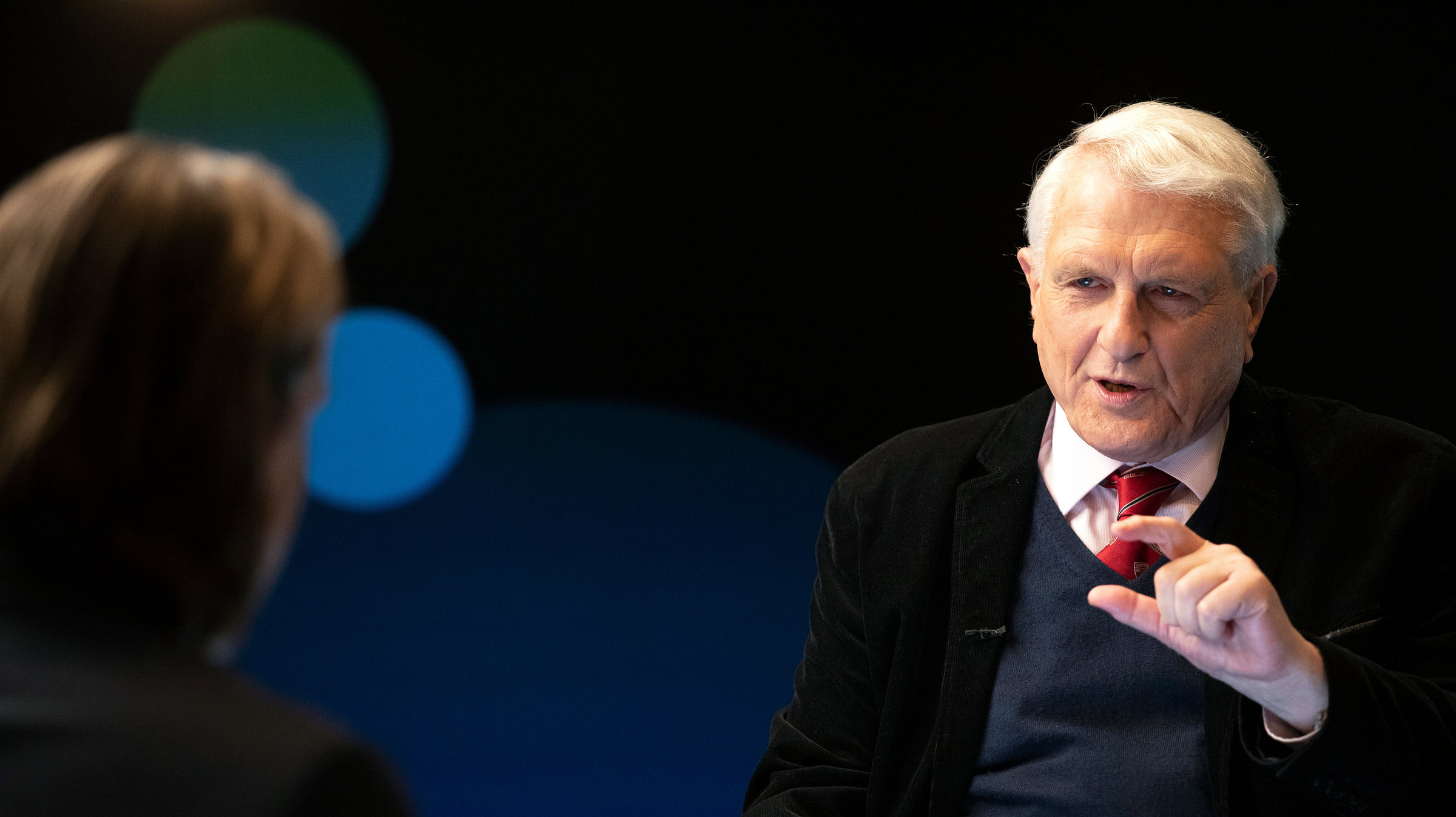 "Precht - USA und der Westen - Wie bedroht sind unsere Demokratien?": Josef Joffe sitzt Richard David Precht, der von hinten zu sehen ist, gegenüber und spricht gestikulierend.