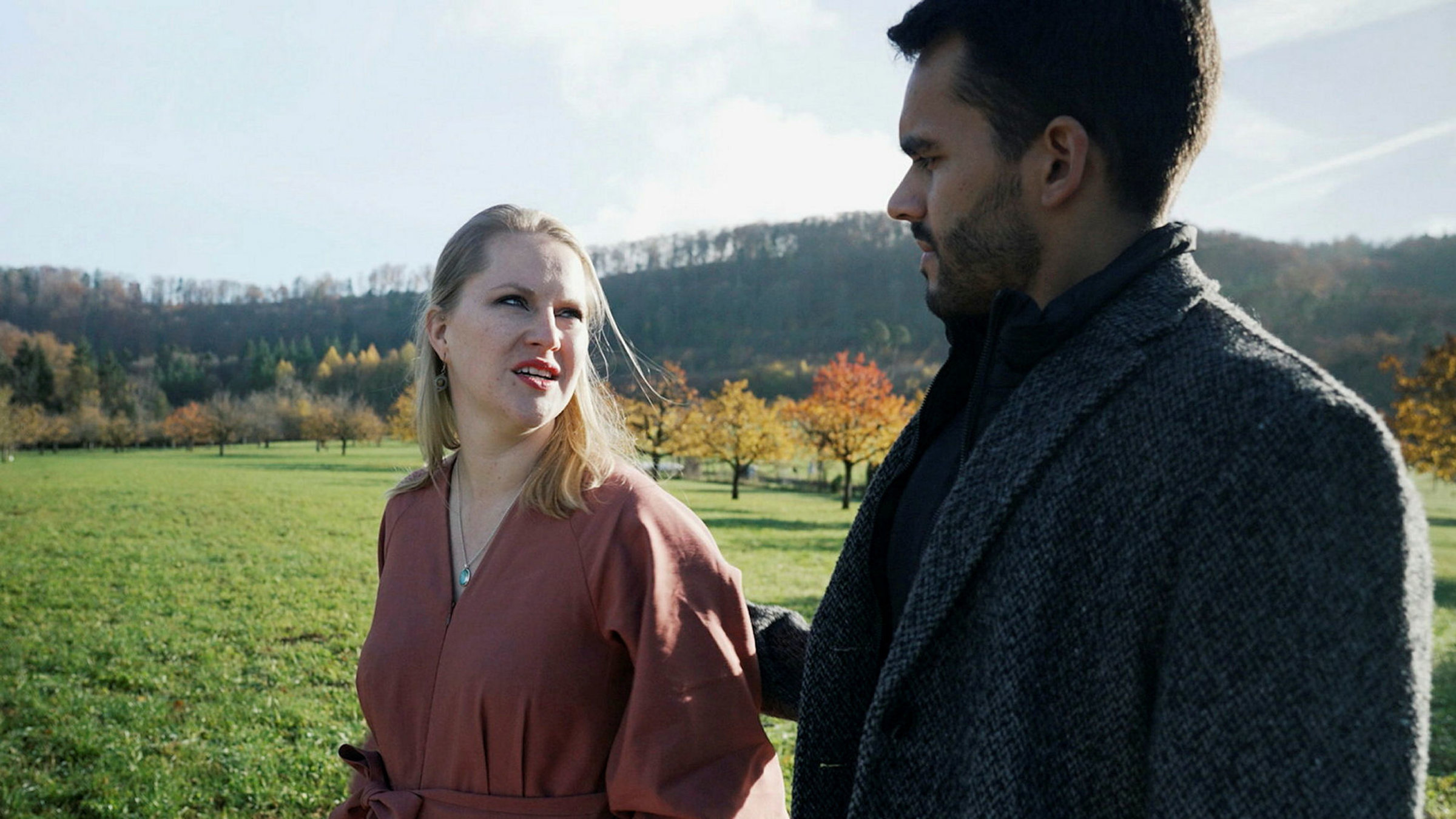 "Wir Scheidungskinder": Yaël und Daniel wollen demnächst heiraten. Obwohl beide Scheidungskinder sind, haben sie den Glauben an die ewige Liebe nicht verloren.