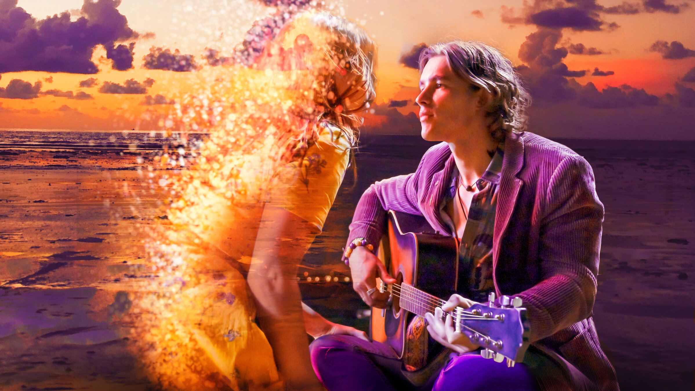 "Das Mädchen deiner Träume": Montage: Plakatmotiv zum Film mit den Schauspielern Lily Sullivan und Brenton Thwaites: Beide sitzen einander zugeneigt vor einem Sonnenuntergang am Wasser.