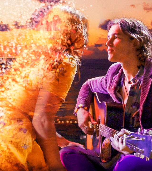 "Das Mädchen deiner Träume": Montage: Plakatmotiv zum Film mit den Schauspielern Lily Sullivan und Brenton Thwaites: Beide sitzen einander zugeneigt vor einem Sonnenuntergang am Wasser.