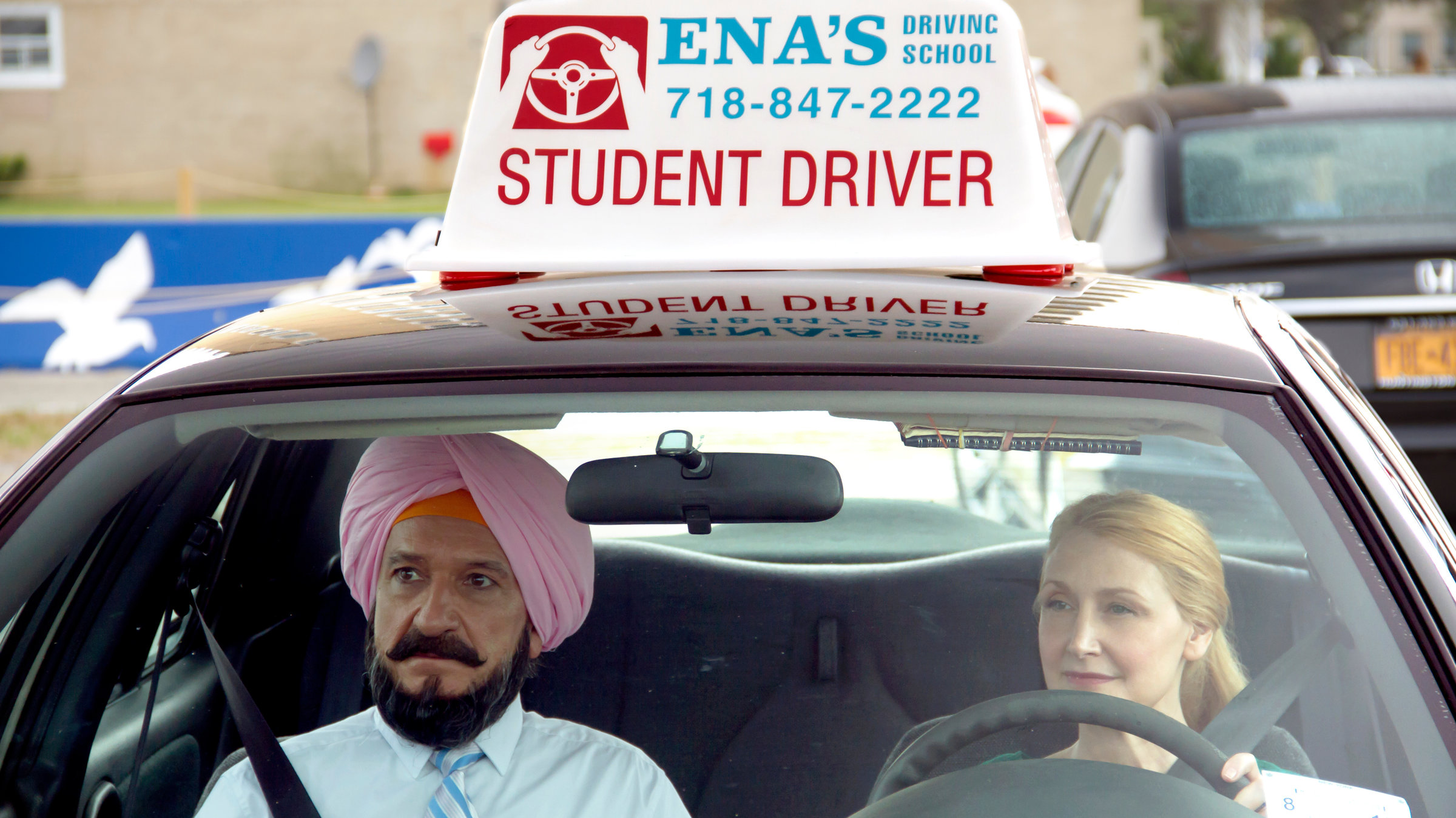 "Learning to Drive - Fahrstunden fürs Leben": Wendy (Patricia Clarkson) und Darwan (Ben Kingsley) sitzen gemeinsam in einem Fahrschul-Auto. Wendy am Steuer, Darwan neben ihr auf dem Beifahrersitz.