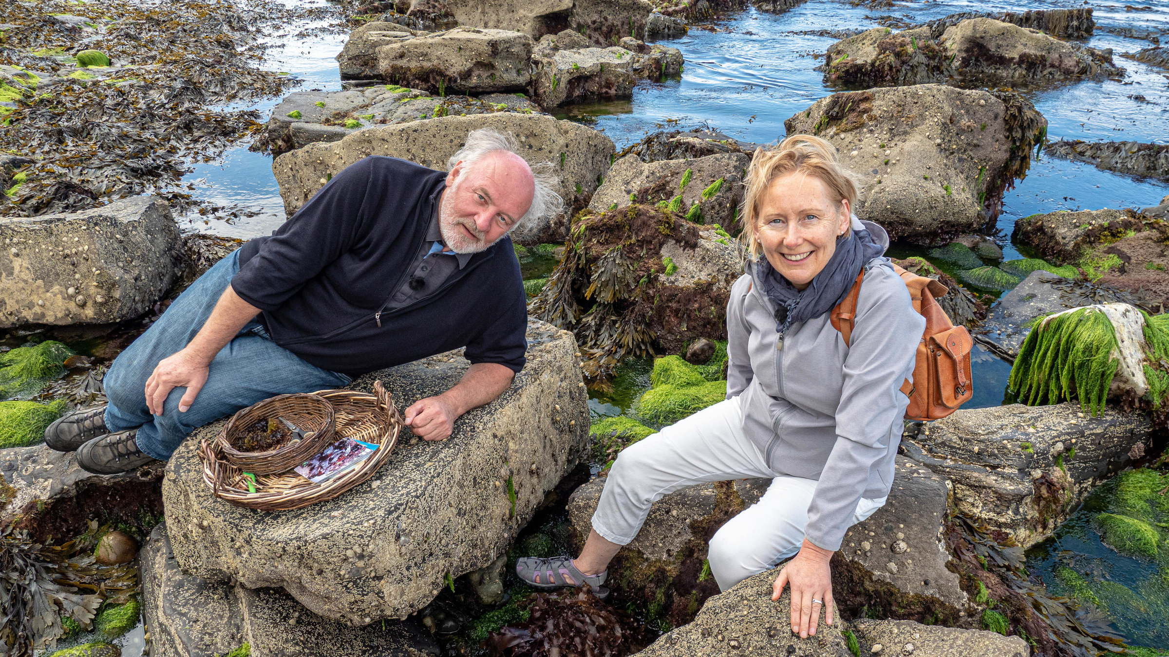 "Der Geschmack Europas": Lojze Wieser und die Algenspezialistin Prannie Rhatigan beim Ernten von Algen am Strand von Mullaghmore.