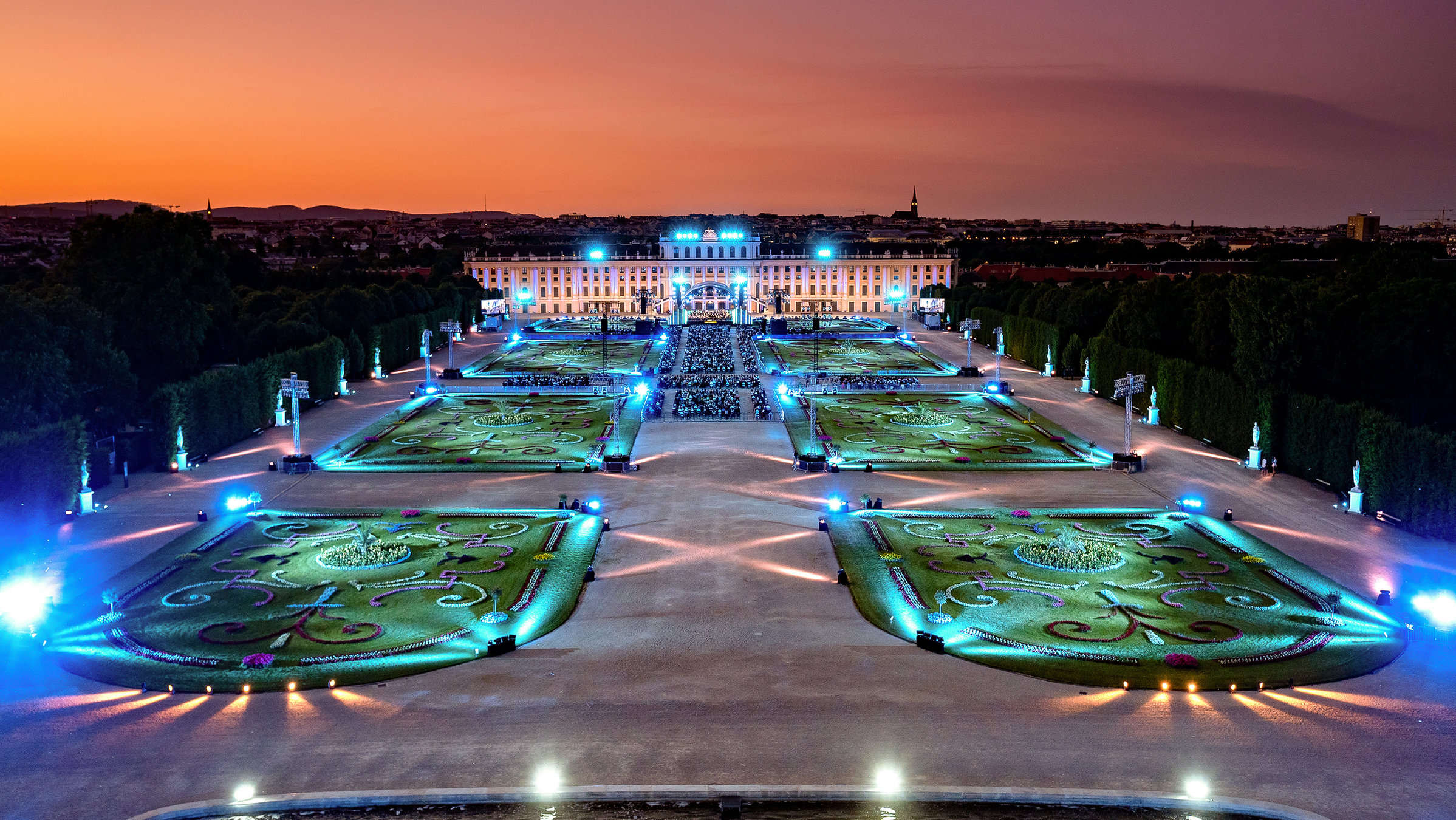 "Sommernachtskonzert Schönbrunn 2023": Schloss und Schlosspark Schönbrunn bei Nacht, prachtvoll erleuchtet.
