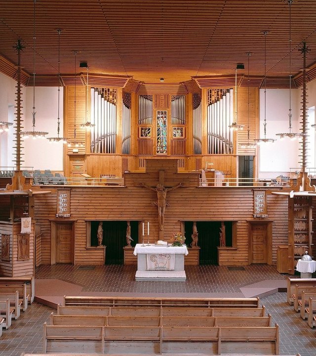 "Evangelischer Gottesdienst - Ich glaube, darum rede ich": Innenansicht der Martin-Luther-Kirche in Ulm: Im Hintergrund steht der weiße Altar und darüber ist die Orgel, davor steht ein Teil des Gestühls. Durch helle Fenster und Lichter an den weißen Seitenwänden wird der Innenraum beleuchtet.