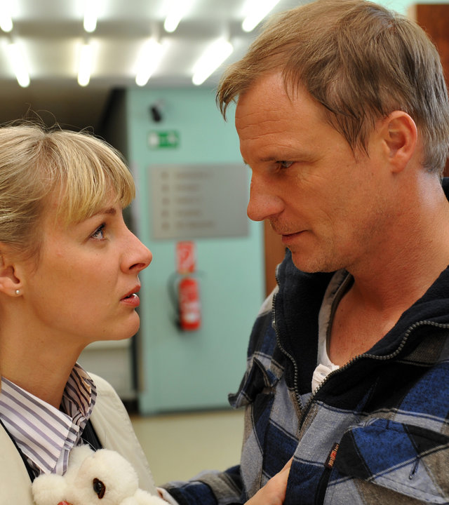 "Notruf Hafenkante - Alarm im Kindergarten": Inga (Marlene Marlow) und ihr Freund Torsten (Thorsten Nindel) stehen im Flur des Kindergartens und schauen sich besorgt an.