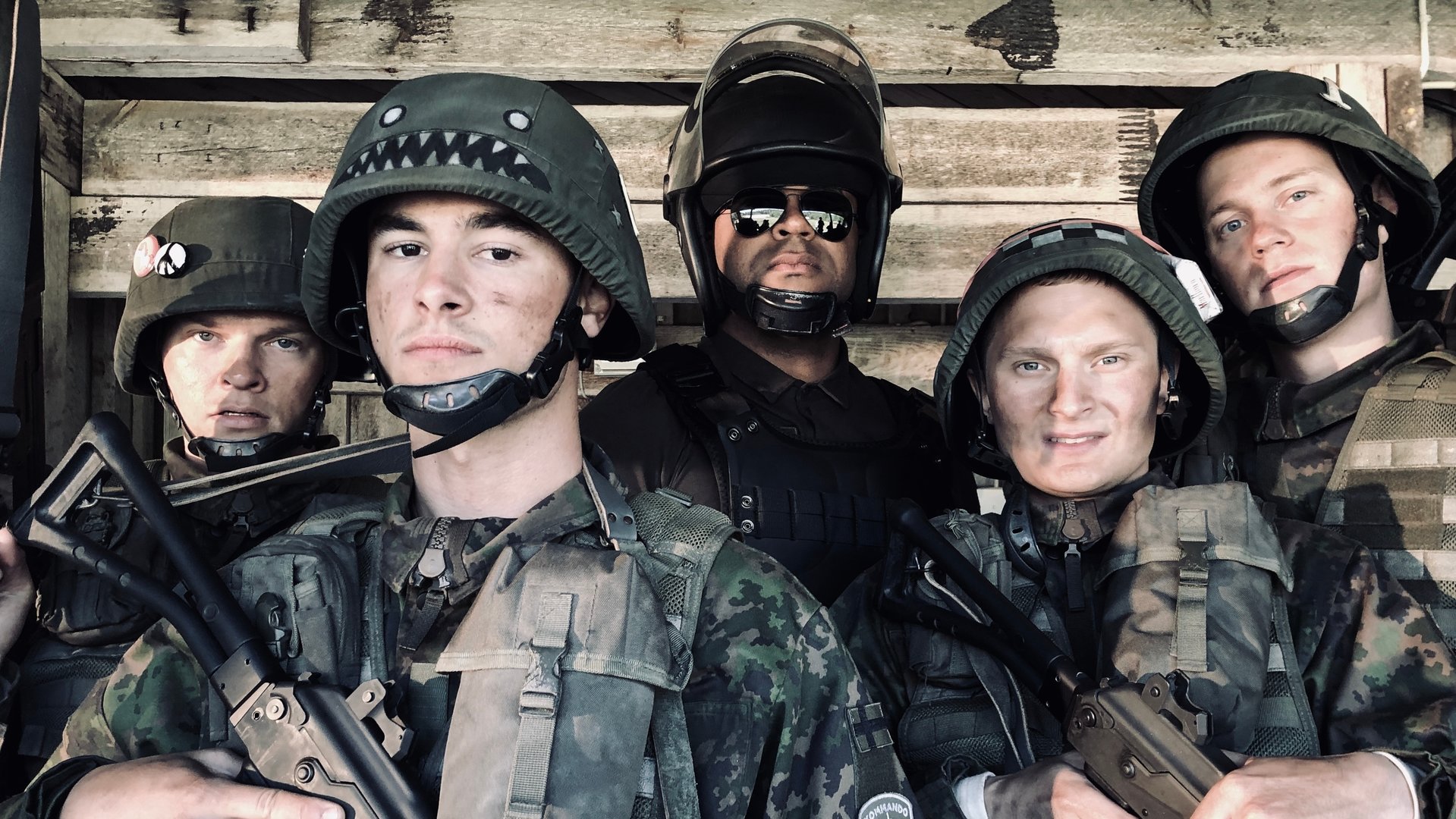 "Californian Commando - Geboren in Amerika": Van (Kian Lawley), PH (Juho Uusitalo), Soukka (Elias Keranen) und Forsbacka (Tatu Sinisalo) stehen in Tarnkleidung vor Sergeant Parikka (Chike Ohanwe) und schauen furchtlos geradeaus.