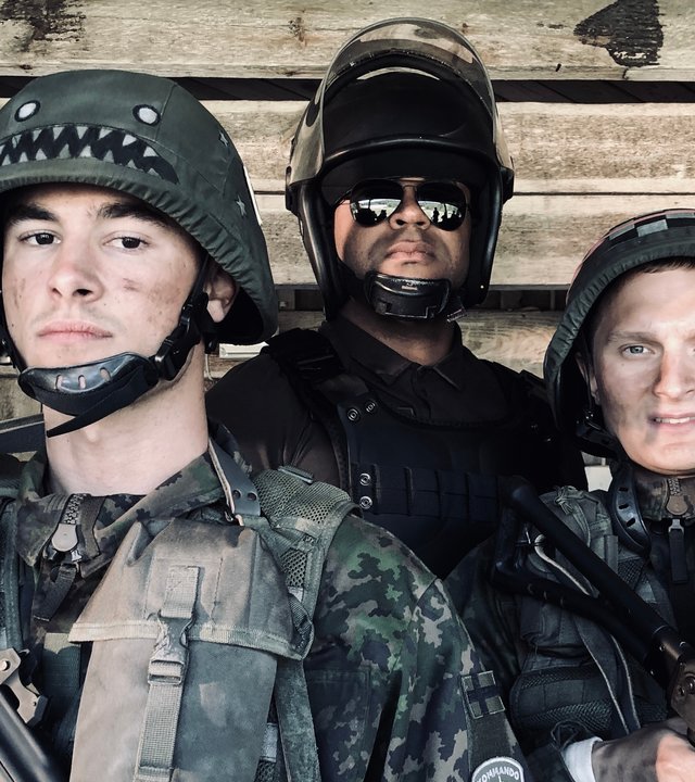 "Californian Commando - Geboren in Amerika": Van (Kian Lawley), PH (Juho Uusitalo), Soukka (Elias Keranen) und Forsbacka (Tatu Sinisalo) stehen in Tarnkleidung vor Sergeant Parikka (Chike Ohanwe) und schauen furchtlos geradeaus.
