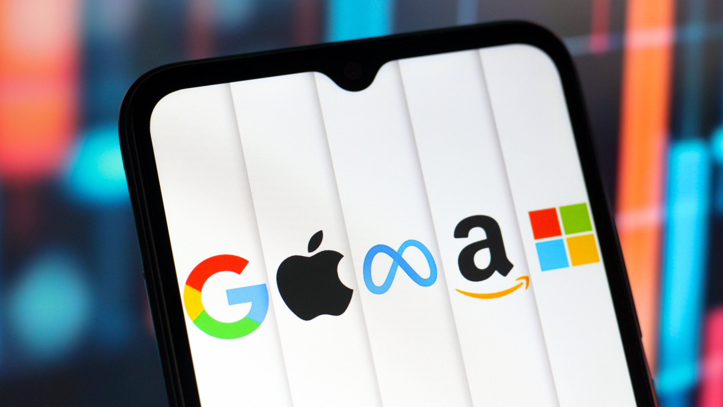"Die gefährlichsten Firmen der Welt - Big Tech: Milliarden, Manipulation, Macht": Auf dem Bildschirm eines Handys sind die Logos der fünf bekanntesten Tech-Unternehmen abgebildet. Darunter Google, Apple, Meta, Amazon und Microsoft.