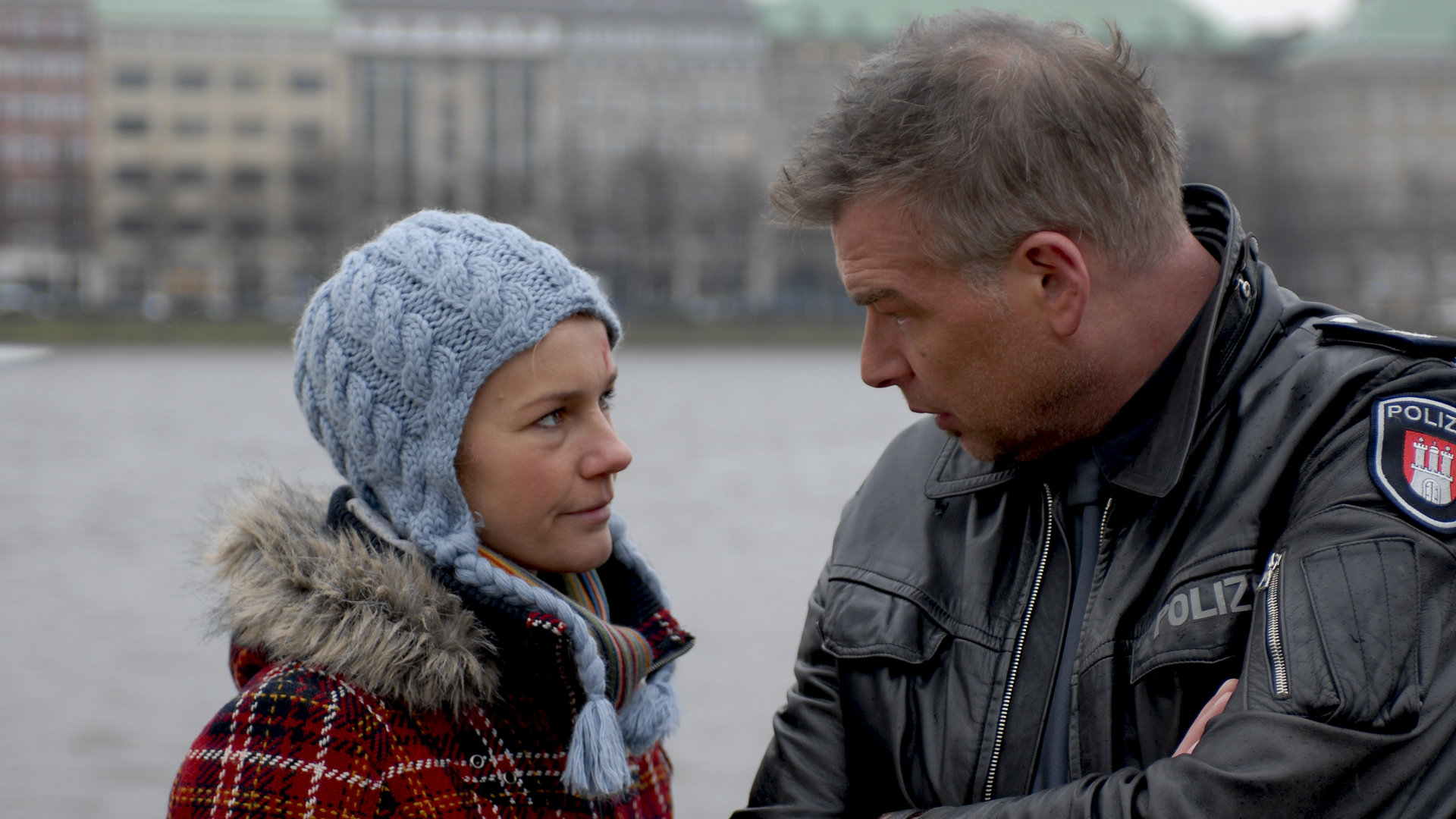 "Notruf Hafenkante - Spätfolgen": Boje (Frank Vockroth) spricht ein ernstes Wort mit Franzi (Rhea Harder).