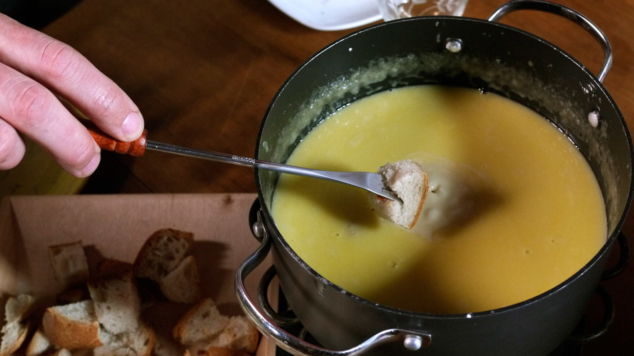 "Zu Tisch im Schweizer Jura": Käsefondue