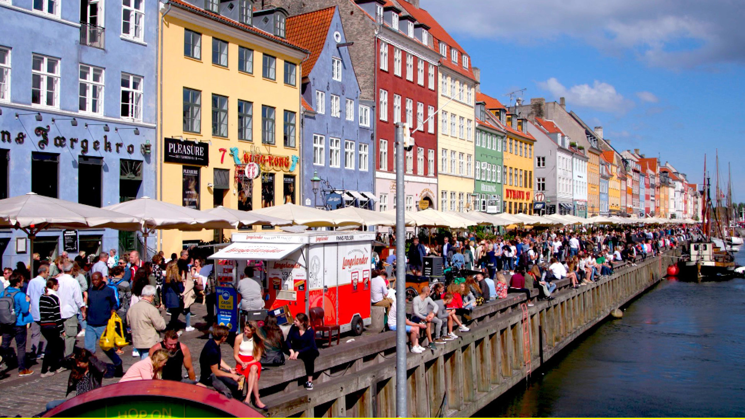 "50 Gründe, Kopenhagen zu lieben": In Kopenhagen sind die Menschen besonders glücklich. Tivoli und das alte Hafenviertel, Smørrebrød und kleine Meerjungfrau - es gibt viele Gründe, die Stadt an der Ostsee zu lieben. Eine Sendung mit ganz viel Hygge, der berühmten dänischen Gemütlichkeit. - Der Nyhavn in der dänischen Hauptstadt Kopenhagen.