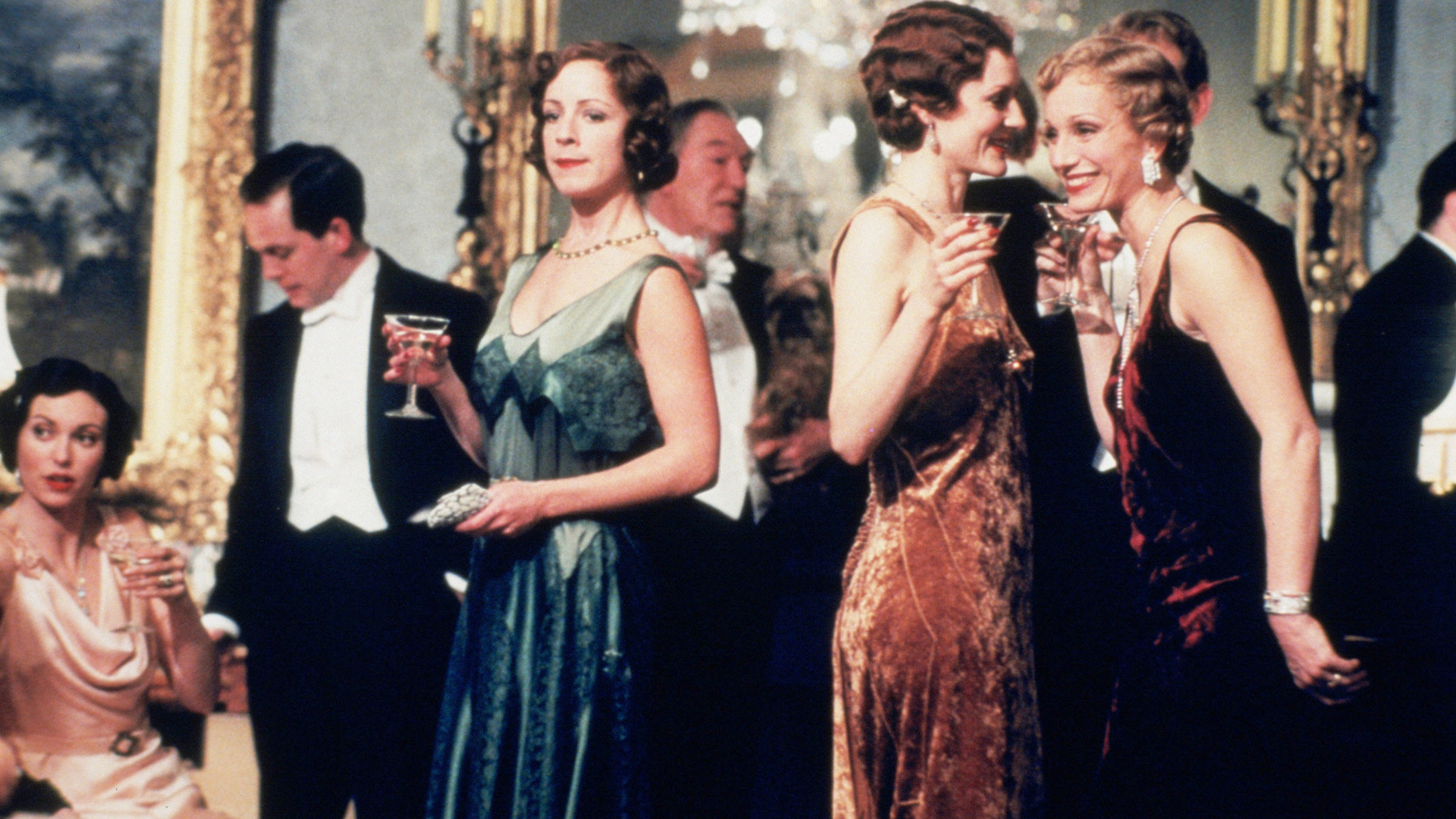 Die feine britische Gesellschaft bei Klatsch und Tratsch auf dem Landgut Gosford Park: Lady Sylvia McCordle (Kristin Scott Thomas, re.), Louisa Stockbridge (Geraldine Somerville, 2. v. re.), Sir William McCordle (Michael Gambon, Mitte hinten), Mabel Nesbitt (Claudie Blakley, 3. v. li.), Anthony Meredith (Tom Hollander, 2. v. li.) und seine Frau Lavinia (Natasha Wightman).