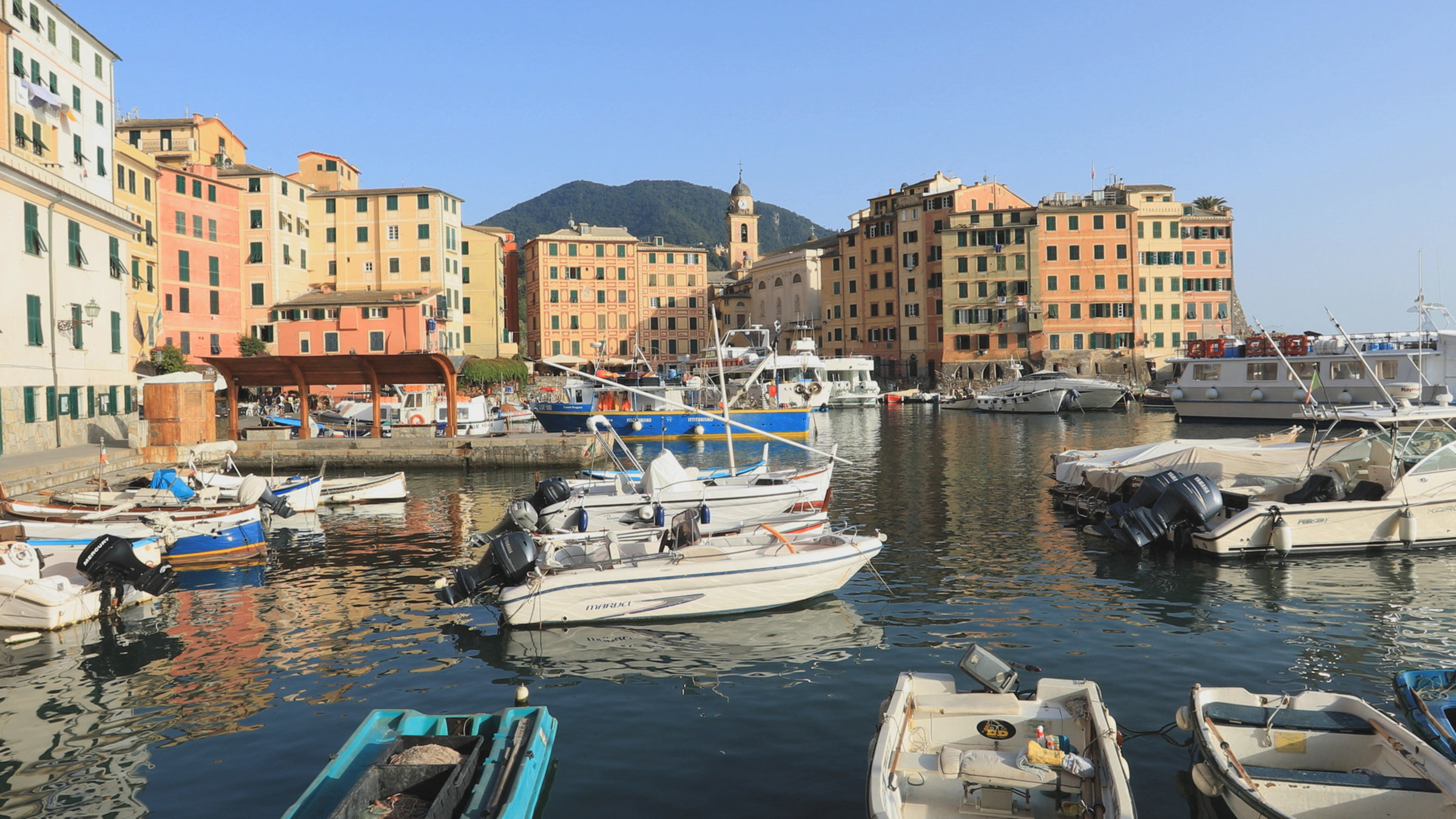 "Traumorte - Die Italienische Riviera": Bunte Häuserfront mit Booten im Vordergrund.