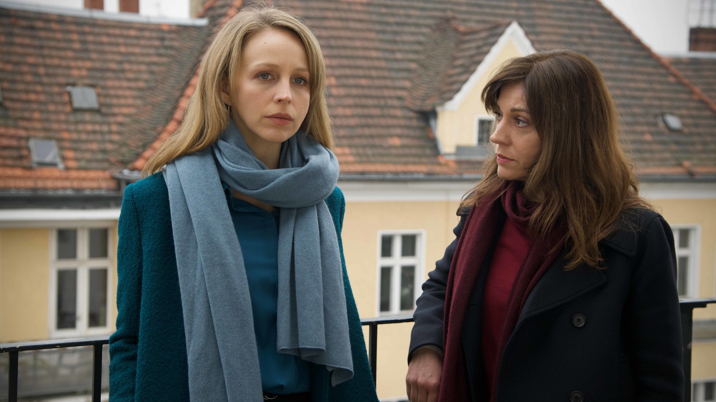 "Getrieben": Kara Bischoff (Petra Schmidt-Schaller) und Sibylle Deininger (Ulrike C. Tscharre) lehnen sich an ein Terrassengeländer. Beide sehen nachdenklich aus.