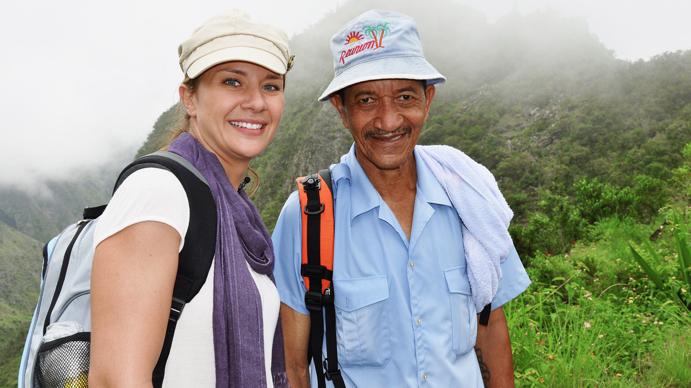 "unterwegs La Réunion" - Moderatorin Wasiliki Goutziomitros mit Postbote Angélo Thiburce