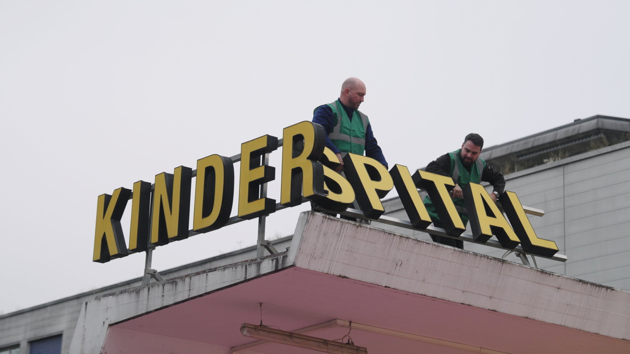 "Ein Kinderkrankenhaus im Ausnahmezustand": Das Logo wird demontiert.