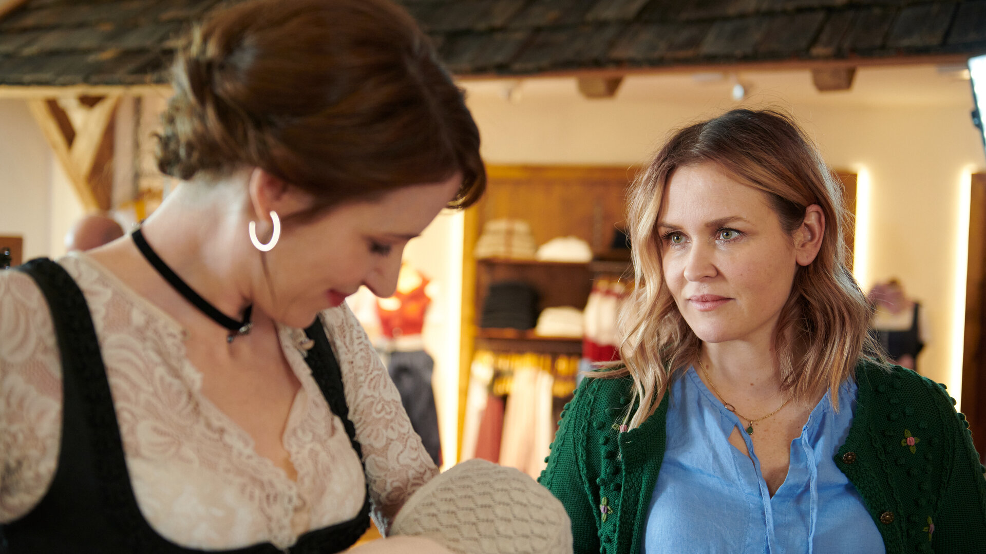 "Lena Lorenz - Perfekte Familie": Magdalena Zenner (Julia Malik) im Dirndl hält ein Baby auf dem Arm, beobachtet von Lena Lorenz (Judith Hoersch), die neben ihr steht.