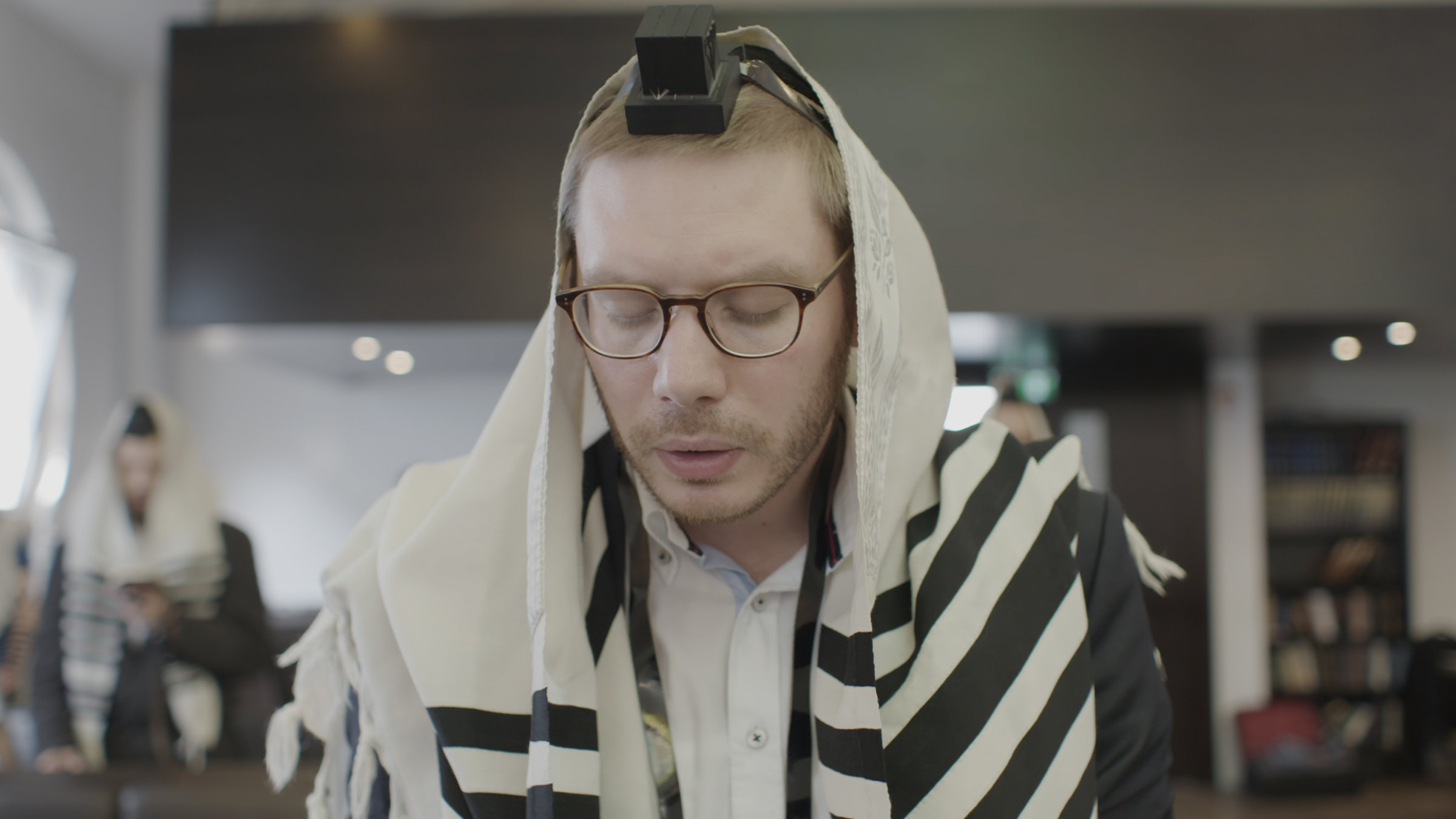 "37° - Shalom, Salam, Halleluja": Benjamin mit Tallit (Gebetsschal) beim Gebet.