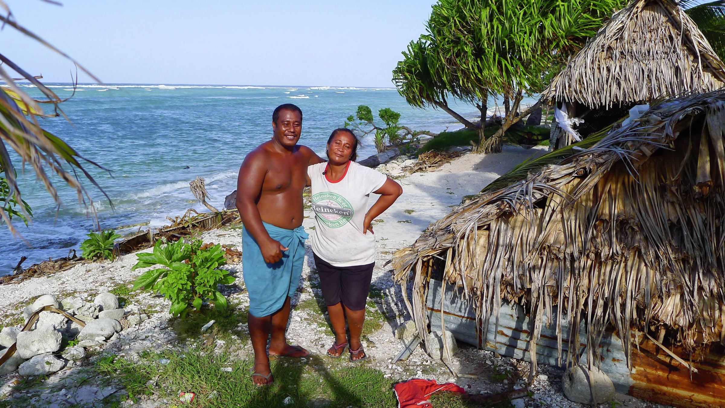 "Der Äquator - Breitengrad der Extreme (1/5)" - Iotobina Terieta Tekatawa und ihr Mann Kaata Buentetake vor ihrer Hütte direkt am Meer, im Südsee-Staat Kiribati.