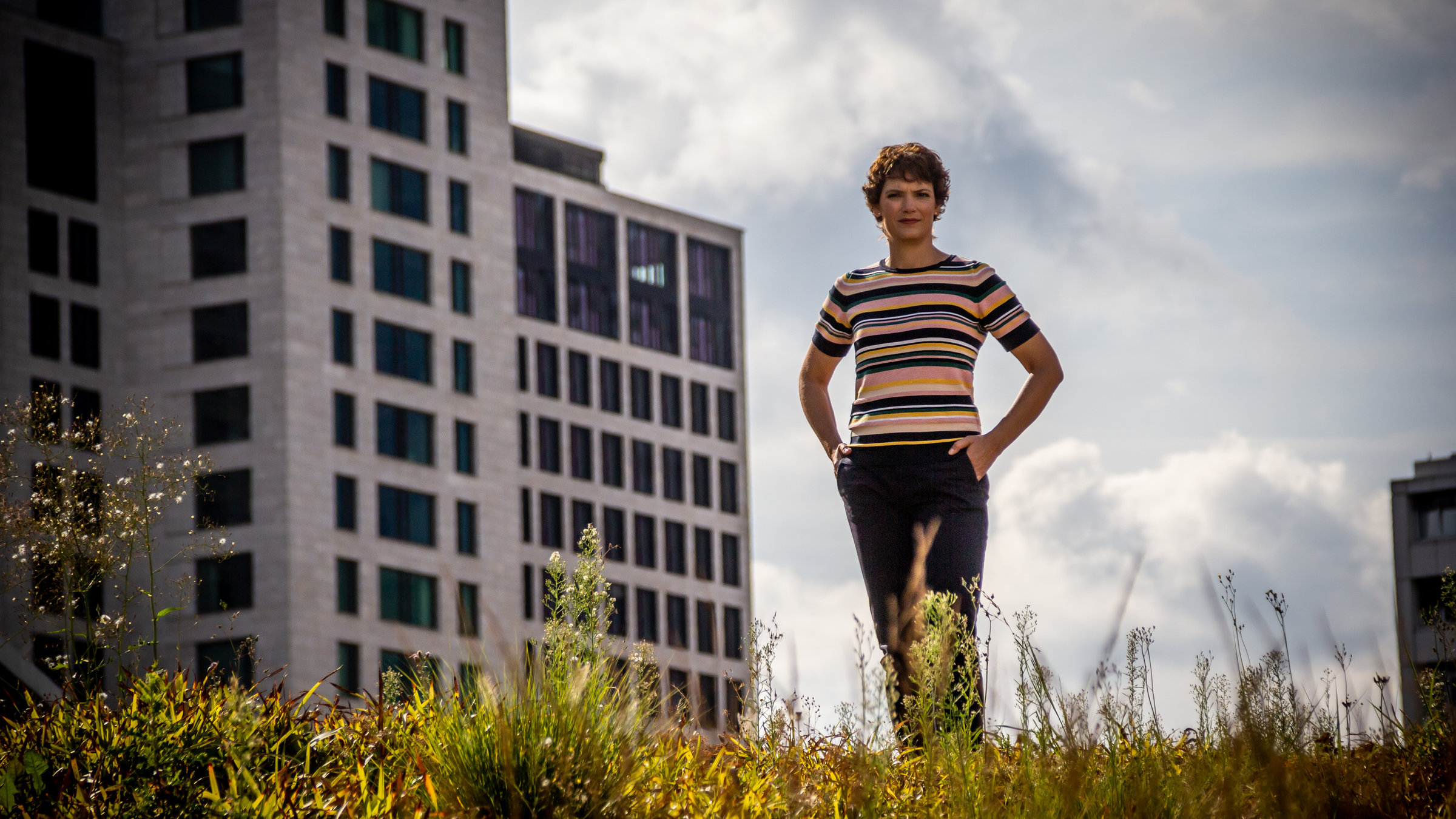 "Terra Xpress: Es wird heiß: Wie bleiben unsere Städte lebenswert?": Moderatorin Lena Ganschow steht auf einem begrünten Flachdach. Im Hintergrund ein Hochhaus.