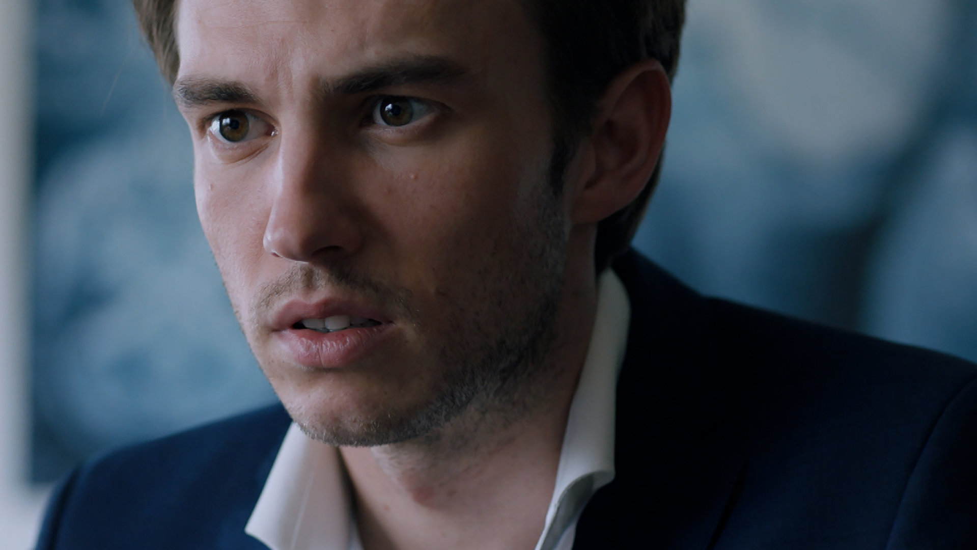 "Sense of Tumour - Schlechte Nachrichten": Tristan (Maarten Nulens) schaut schockiert in die Ferne.