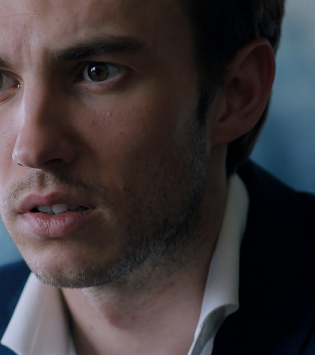 "Sense of Tumour - Schlechte Nachrichten": Tristan (Maarten Nulens) schaut schockiert in die Ferne.