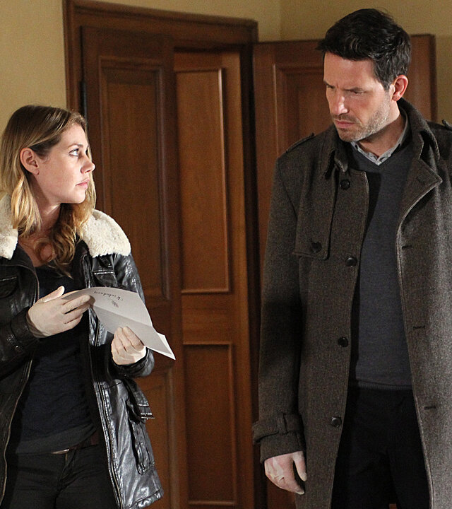 „Tiefe Wunden - Ein Taunuskrimi“: Pia Kirchhoff (Felicitas Woll) zeigt Oliver von Bodenstein (Tim Bergmann) einen Brief.