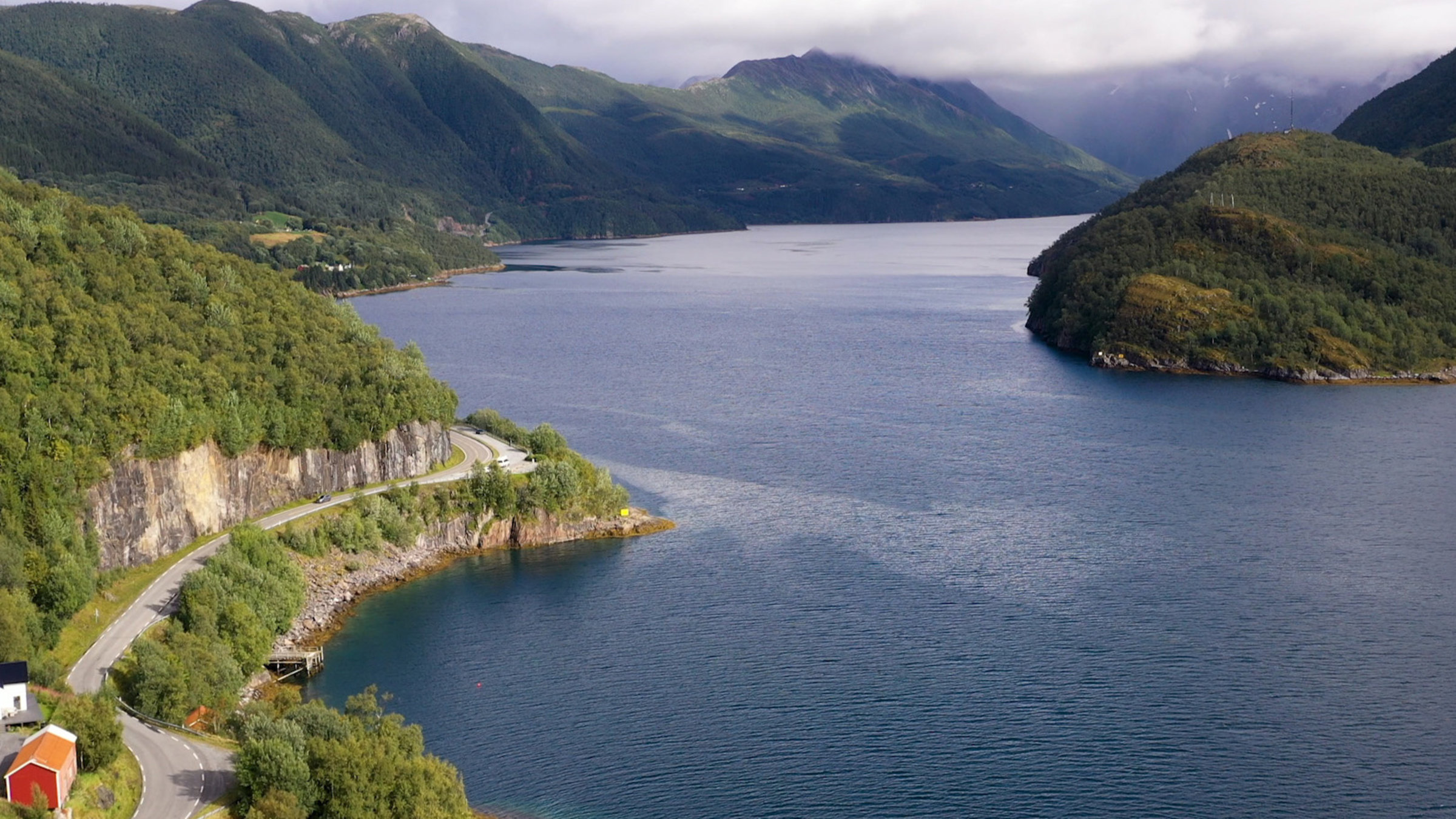 "Unterwegs am Polarkreis - Auf dem Kystriksveien in Norwegen": 650 Kilometer schlängelt sich der Kystriksveien durch die zerklüfteten Fjordlandschaften Nord-Norwegens.