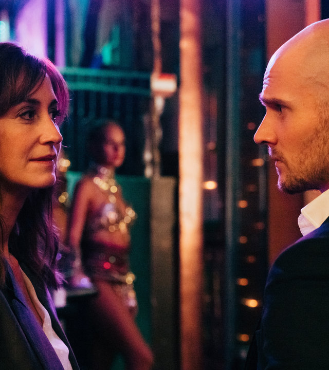 "Art of Crime - Der Tanz des Blutes (2)": Antoine (Nicolas Gob) und Florence (Eléonore Bernheim) stehen in Abendgarderobe hinter der Bühne und schauen sich angespannt an.