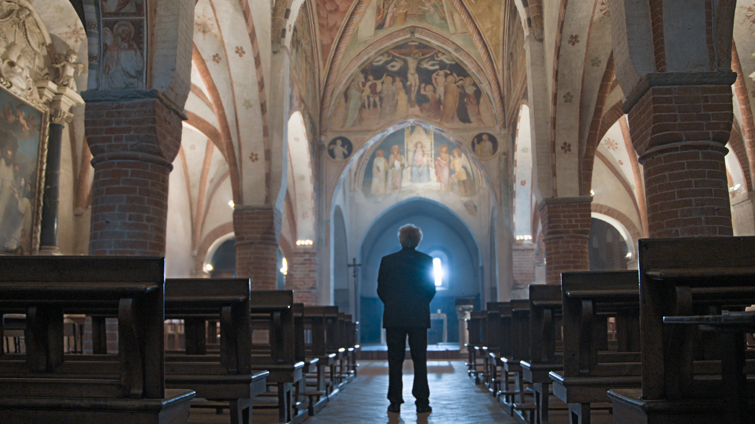 "Mario Botta – Architektur der Stille": Mario Botta in einer Kirche