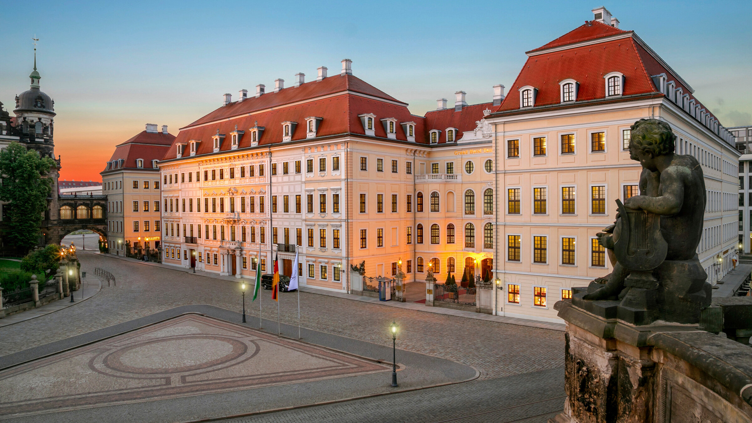 "Luxus, Pomp und Prominenz - Das Grandhotel Taschenbergpalais Dresden": Taschenbergpalais vom Zwinger aus.