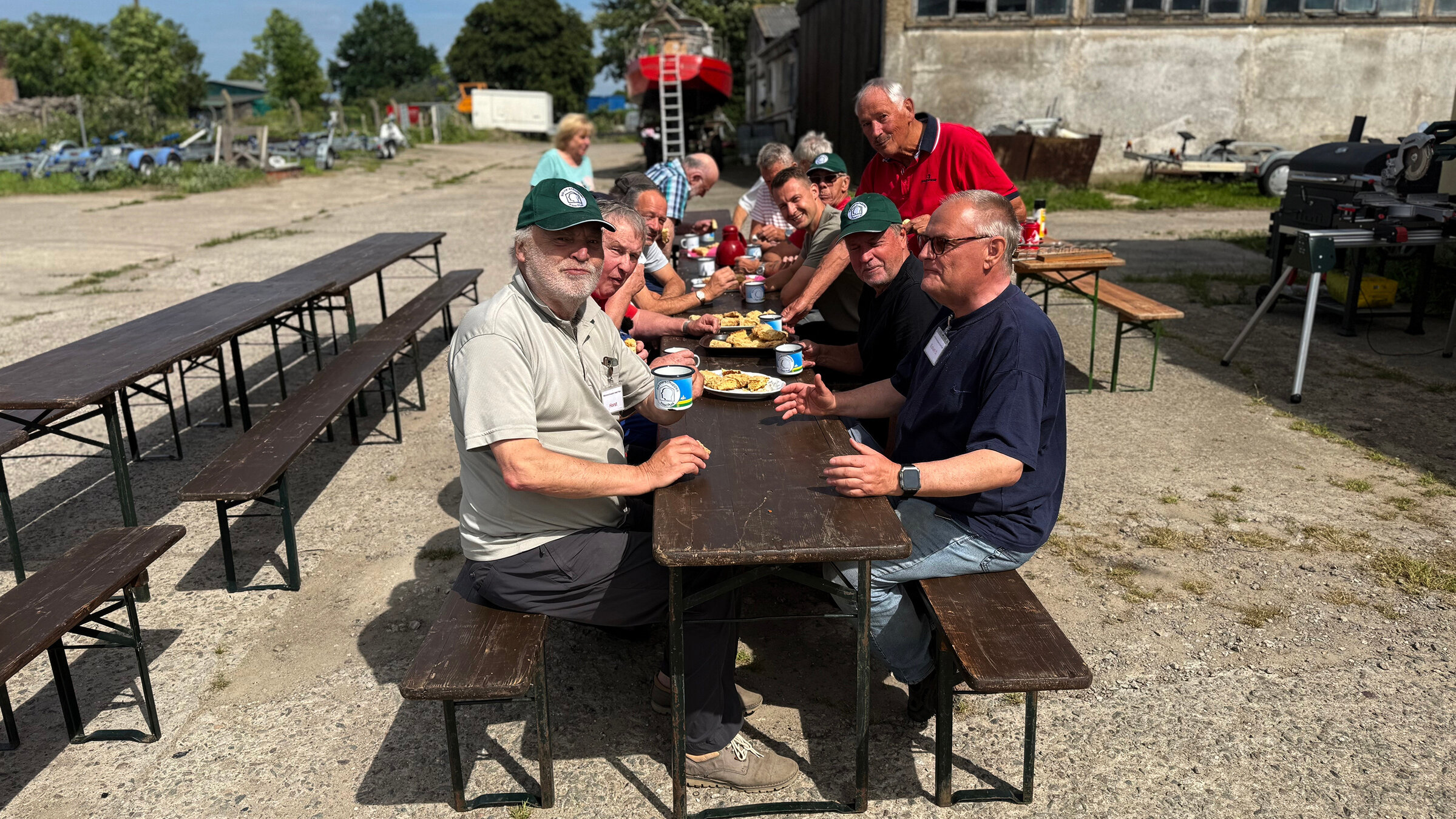 "Die Nordreportage: Der Männerschuppen von Poel": Klönen und Kaffee trinken – der Männerschuppen gegen Einsamkeit.