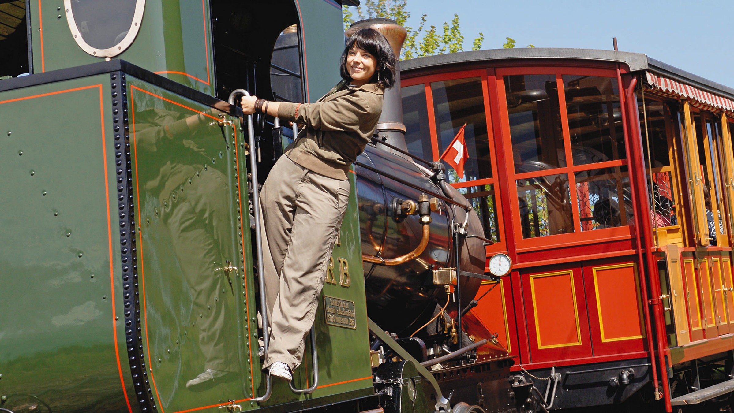 "Fernweh: Zug um Zug": Moderatorin Mona Vetsch fährt im Führerstand der Rigi-Dampflok mit.