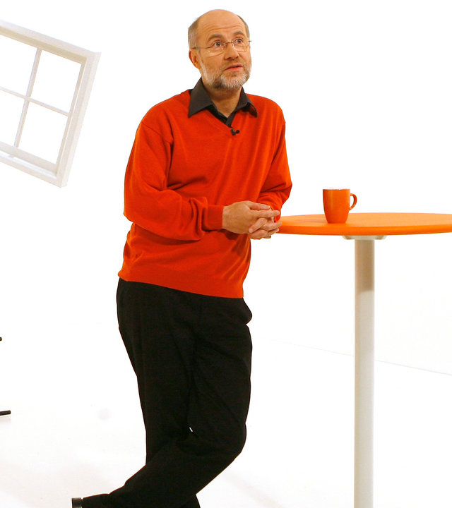 "Frag den Lesch": Prof. Harald Lesch lehnt an einem Stehtisch.