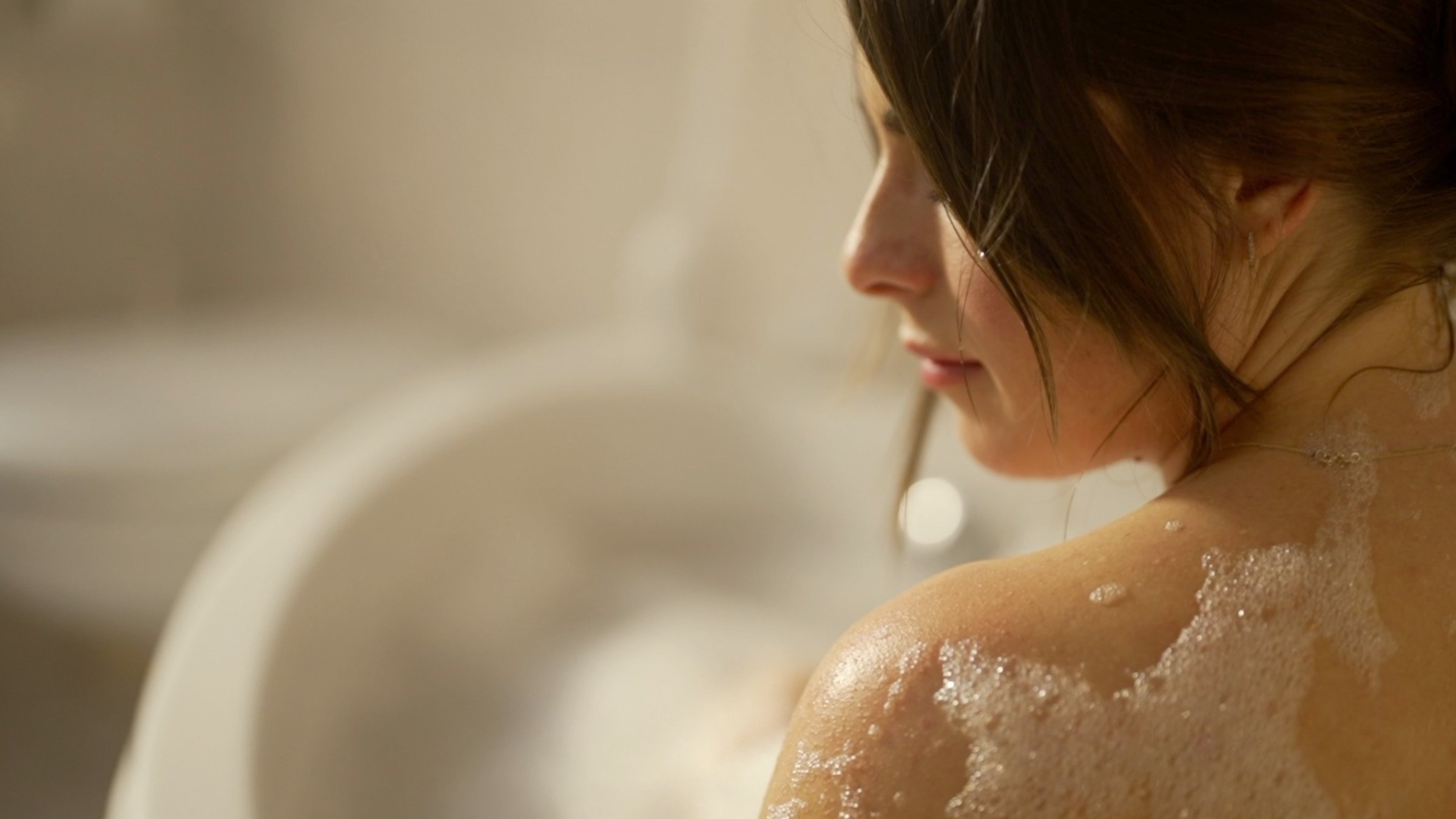 "37° Leben – Kinder des Internets": Influencerin Julia Brüggemann (AKA Diedaywalker) entspannt sich bei einem Bad.