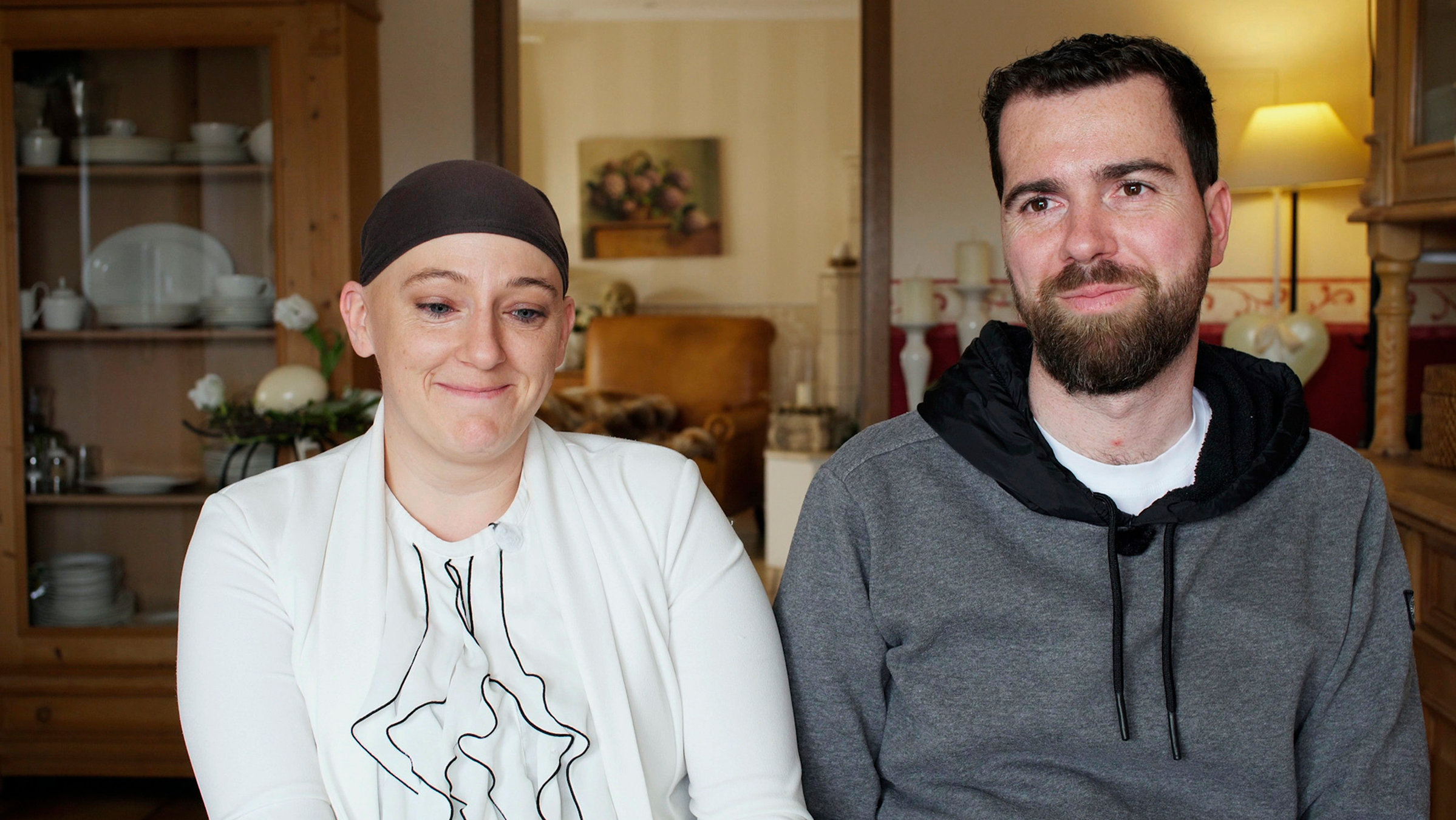 "Der lange Weg aus dem Koma": 14 Jahre nach dem Wachkoma ist Johannes (r) mit Eszther in einer glücklichen Beziehung.