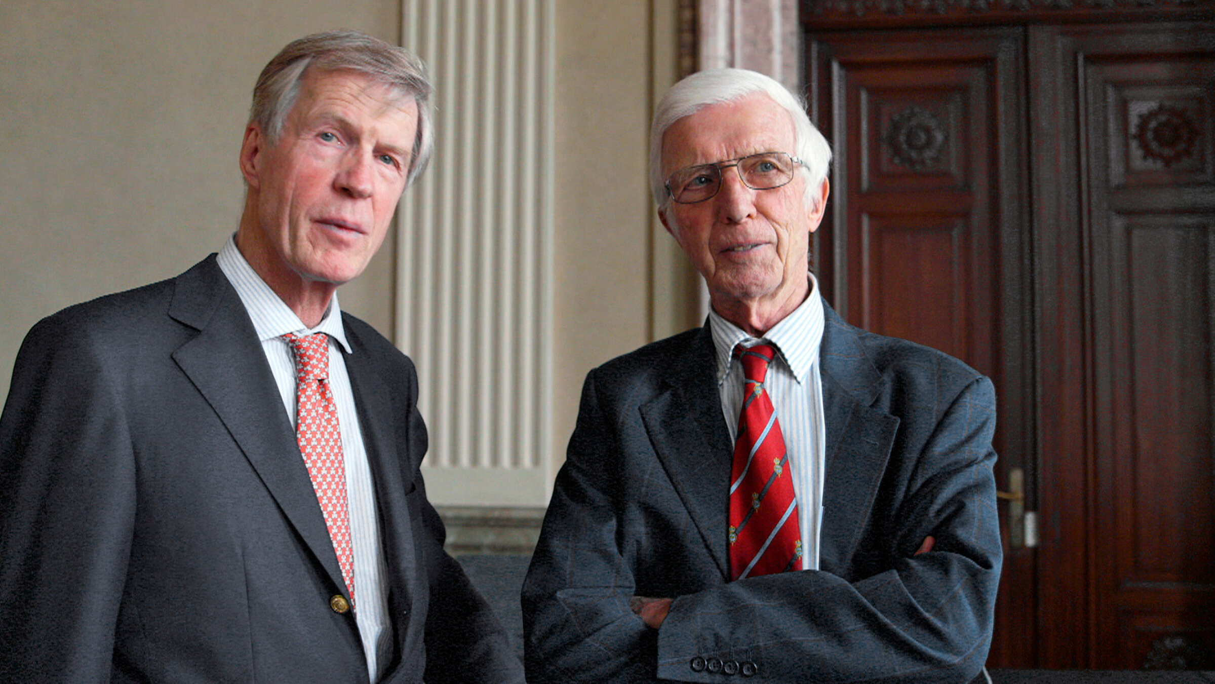 "Verräterkinder - Die Töchter und Söhne des Widerstands": Axel Smend (links) und Alfred von Hofacker besuchen den Raum des ehemaligen Volksgerichtshofs, in dem ihre beiden Väter im Zusammenhang mit dem 20. Juli von Richter Freisler zum Tode verurteilt wurden.