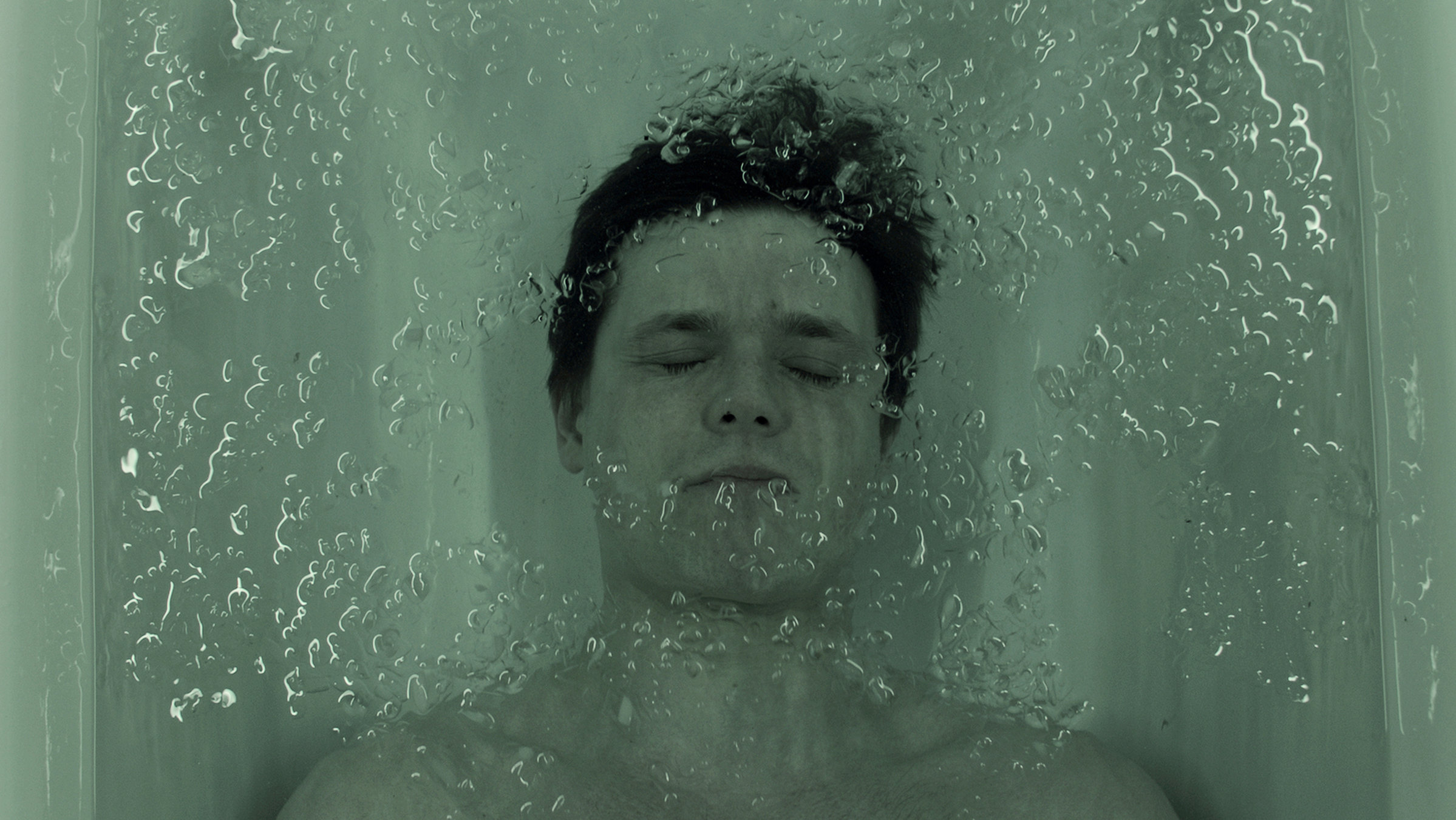 "Der Pass": Gregor Ansbach (Franz Hartwig) liegt in einer Badewanne unter Wasser.