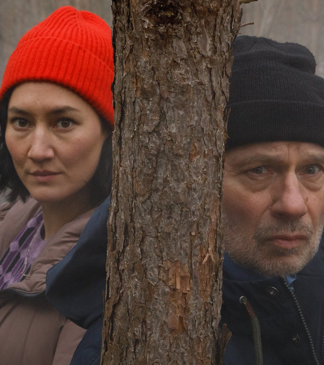"SOKO Potsdam - Brieselanger Licht": Pauline Hobrecht (Agnes Decker) und Bernhard Henschel (Michael Lott) stehen konzentriert im Brieselanger Wald hinter einem schmalen Baumstamm im Nebel.