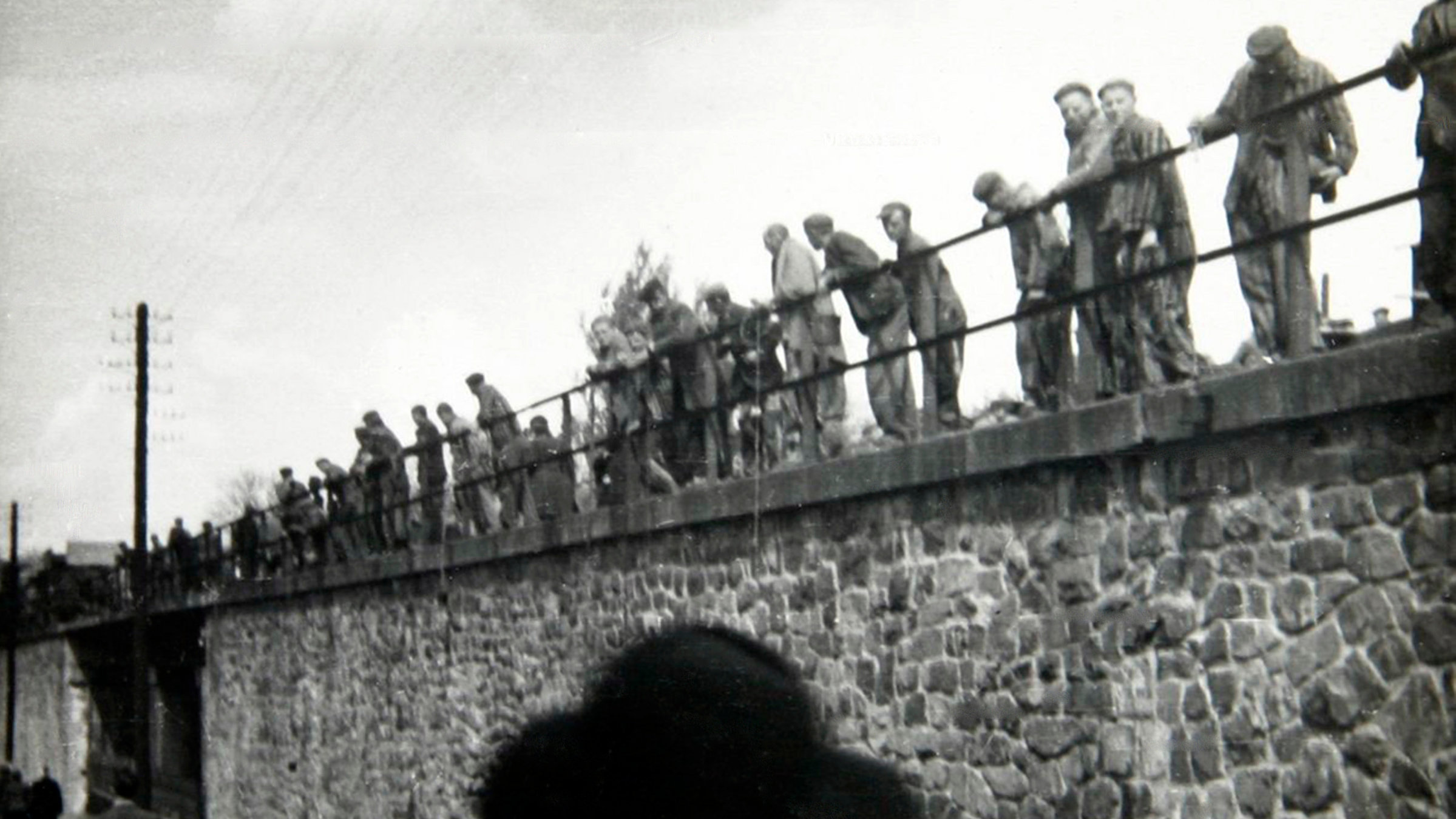 "Todeszug in die Freiheit": KZ-Häftlinge des Zuges am Rande der Strecke.