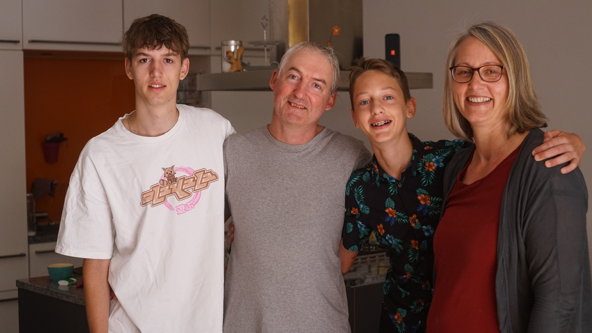 "37° Sein Leben mit dem Vergessen - 55, Diagnose Demenz und noch mitten im Leben": Bernhard mit Ehefrau Ute und den beiden Söhnen Rio und Tilo stehen dicht nebeneinander.