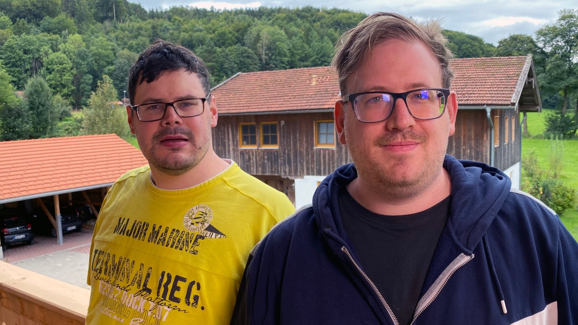 "einfach Mensch - Auf dem Weg in unser neues Leben": Markus und Johannes Eickert stehen auf dem Balkon ihrer neuen Wohnung.