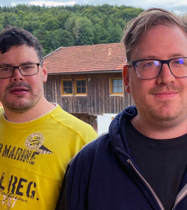 "einfach Mensch - Auf dem Weg in unser neues Leben": Markus und Johannes Eickert stehen auf dem Balkon ihrer neuen Wohnung.
