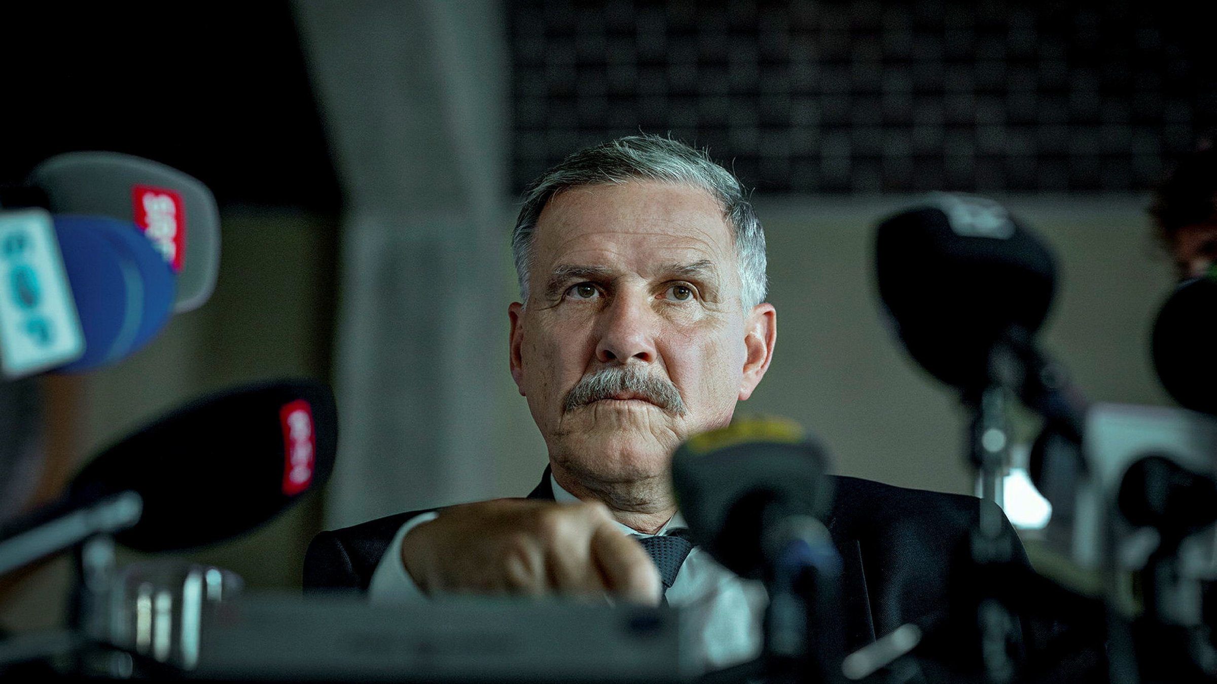 "Wilder III - Frost": Daniel Ludwig (Peter Schwaller) sitzt vor Mikrofonen.