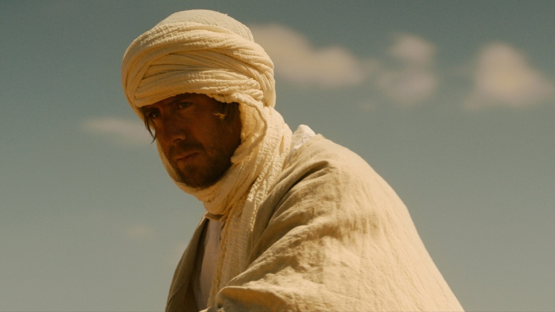 "Exit - William von Arabien": William (Pål Sverre Hagen) steht nachdenklich in der Sonne, gekleidet in ein Leinengewand und einen Turban.