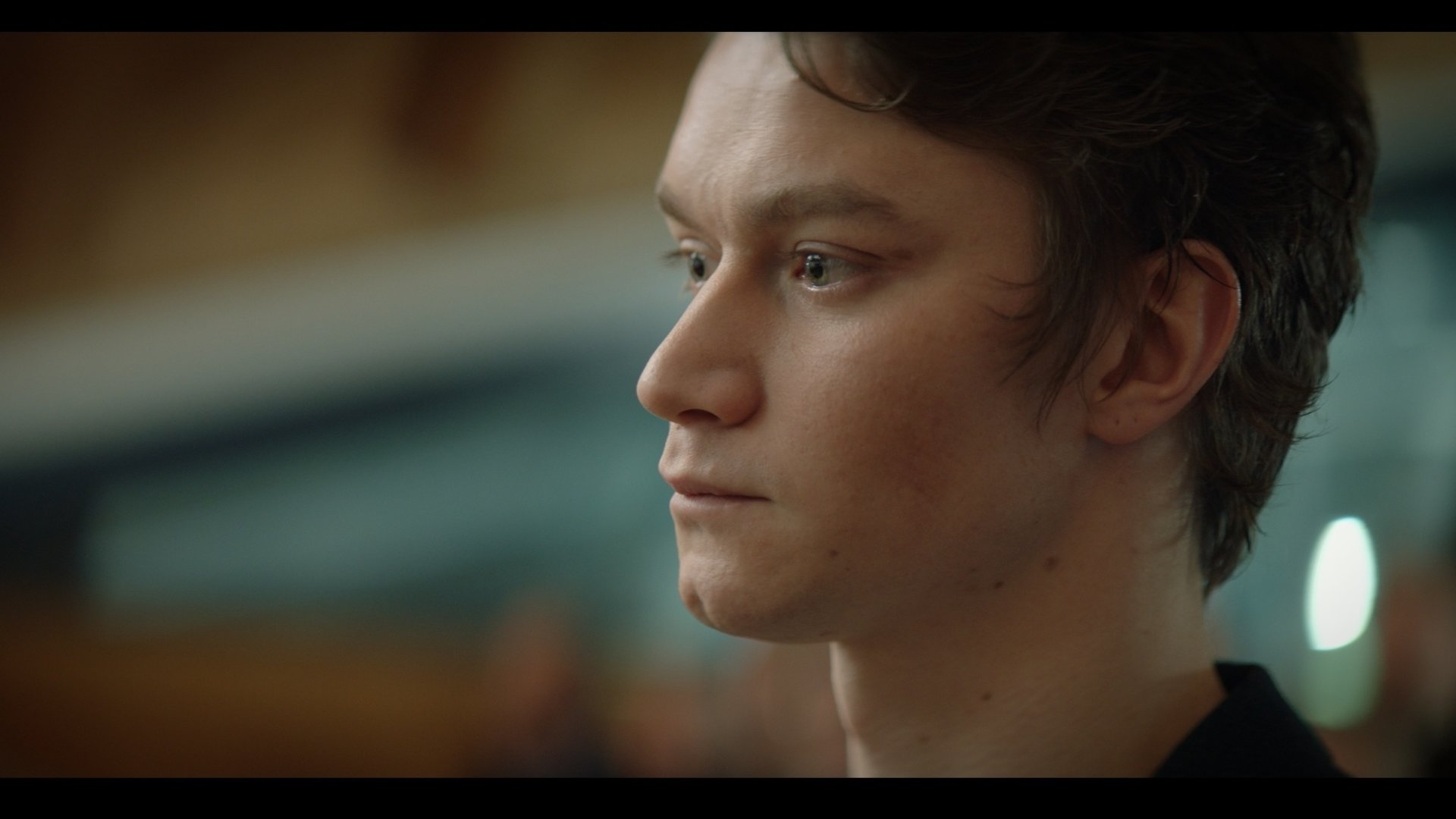 "The Bank Hacker": Jeremy (Tijmen Govaerts) blickt angespannt in die Ferne. Sein Blick ist starr nach vorne gerichtet.