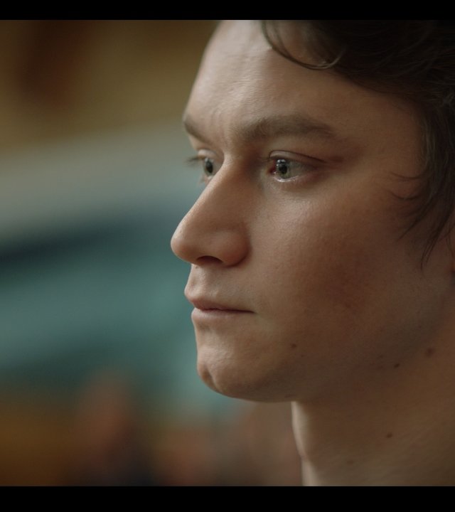 "The Bank Hacker": Jeremy (Tijmen Govaerts) blickt angespannt in die Ferne. Sein Blick ist starr nach vorne gerichtet.